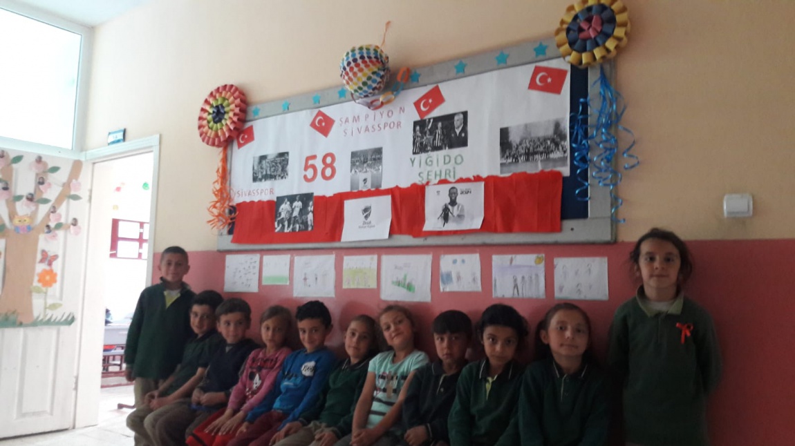Ziraat Türkiye Kupası'nı müzesine götüren Sivasspor için okulumuzda Sınıf Öğretmeni Mustafa SARIKAYA'nın danışmanlığında 1/A Sınıfı öğrencileri tarafından pano hazırlandı.